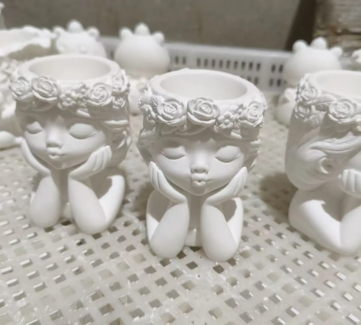 Intricate white plaster figurines and flower pots made with high whiteness casting plaster powder