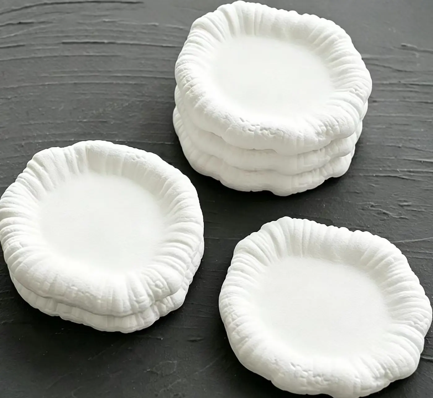 White round plaster trays and bowls made with high whiteness casting plaster powder